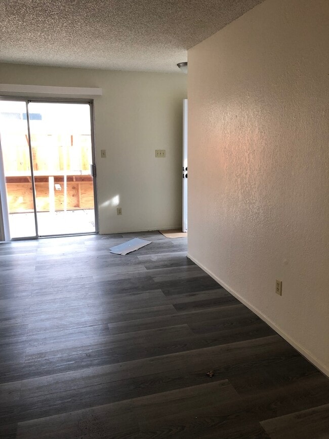 Building Photo - 2 WEEKS FREE RENT - Spacious duplex