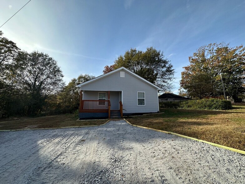 Building Photo - 121 Forest St