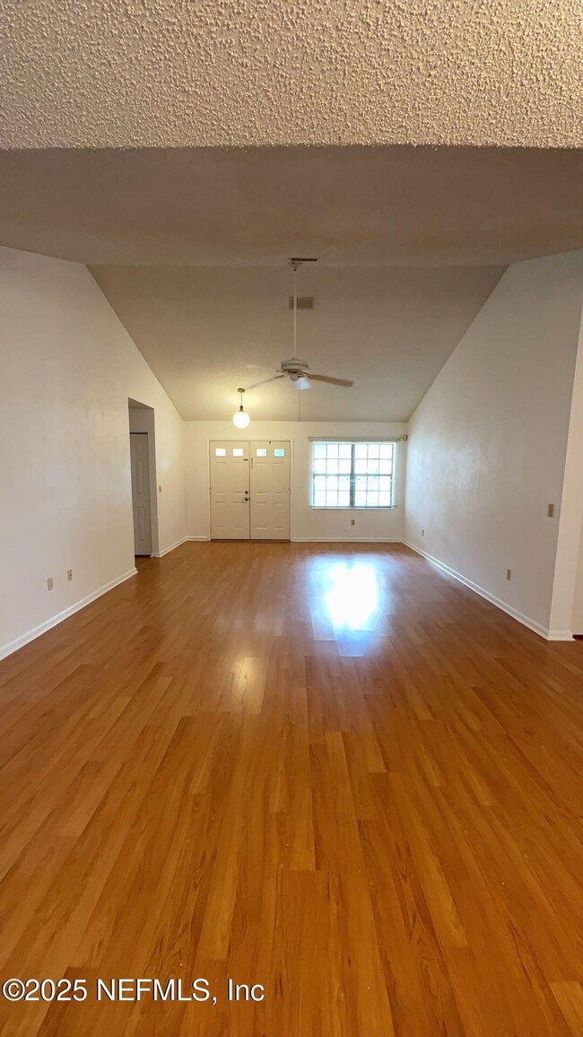 Building Photo - 18 Warren Pl