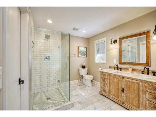 Building Photo - 1832 Essex Rd