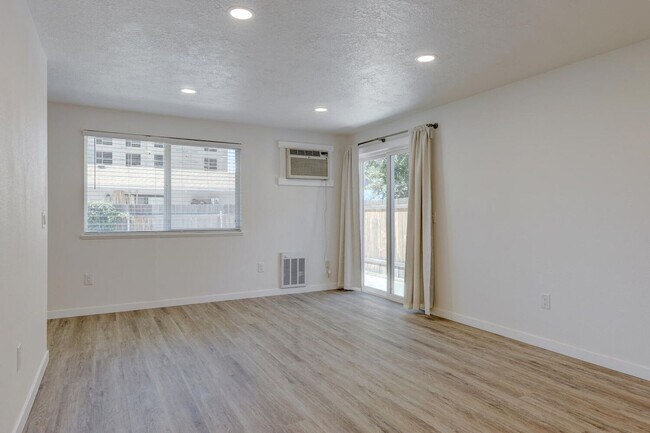 Building Photo - Newly Renovated Townhouse - Pet Friendly!!