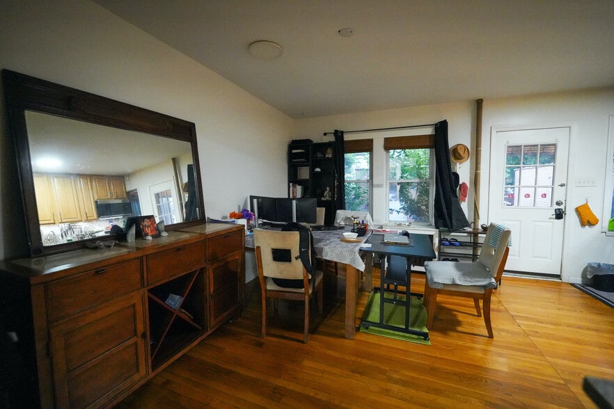 Dinning room - pic from the living room - 1st floor - 6776 Dartmouth St
