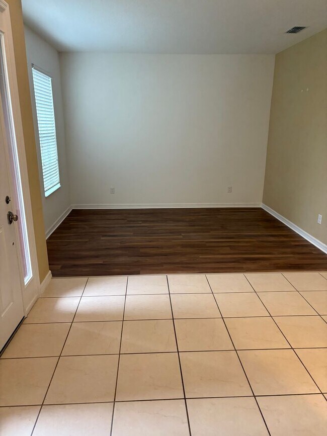 Building Photo - IMMEDIATE OCCUPANCY !!! LARGE// 5 Bedroom ...
