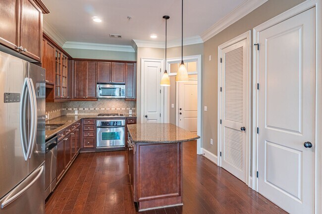 Building Photo - Excellently maintained 1 bedroom, 1.5 bath...
