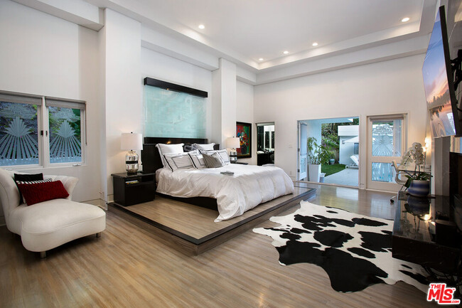 Building Photo - 1166 San Ysidro Dr