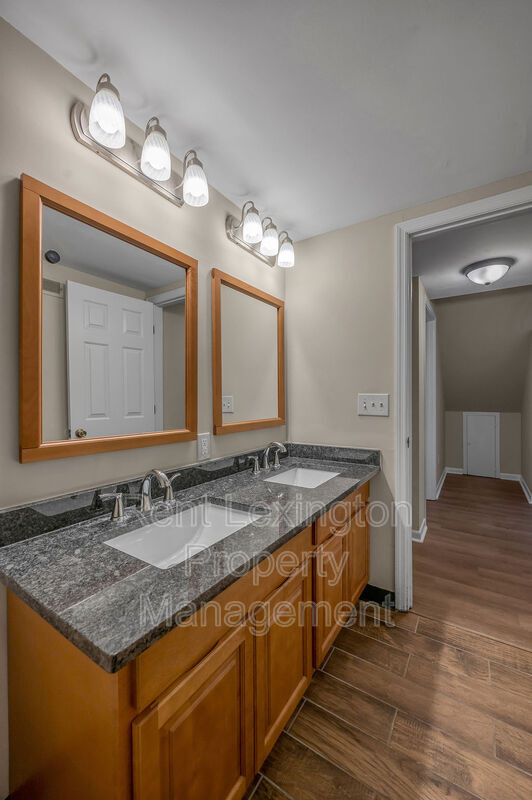 Building Photo - 833 Malabu Dr