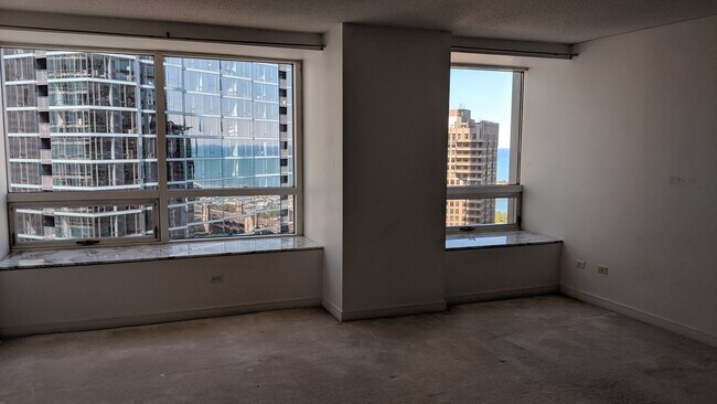 Building Photo - 512 N McClurg Ct