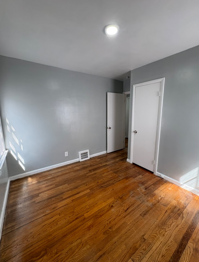 Building Photo - 5115 Farmbrook St