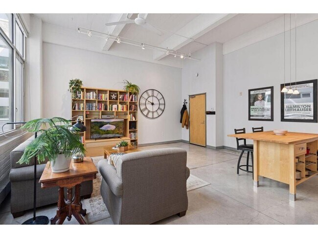 Building Photo - 700 N Washington Ave