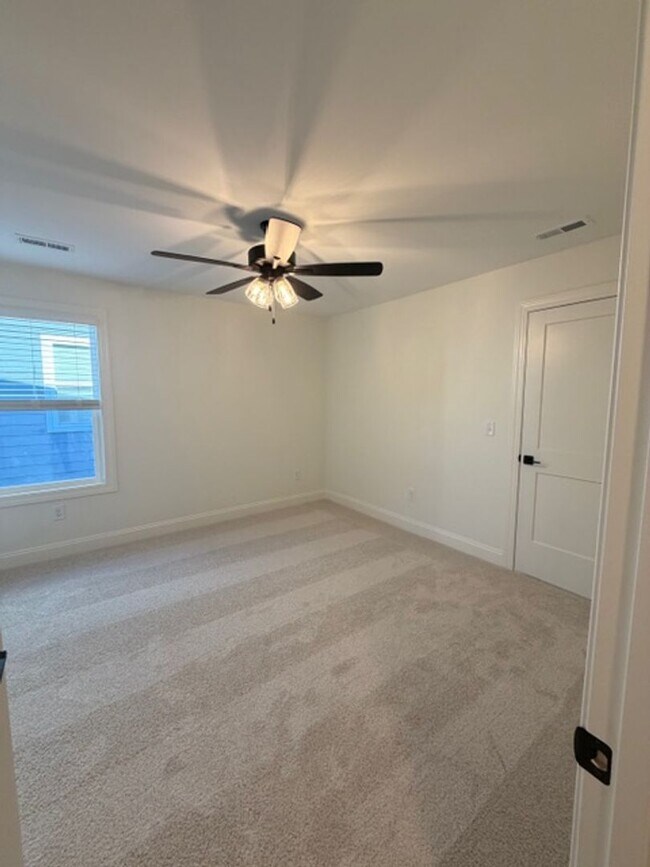 Building Photo - Maryville 37803 - 4 bedroom 3.5 bath - call Ed Johnson 865-924-5045