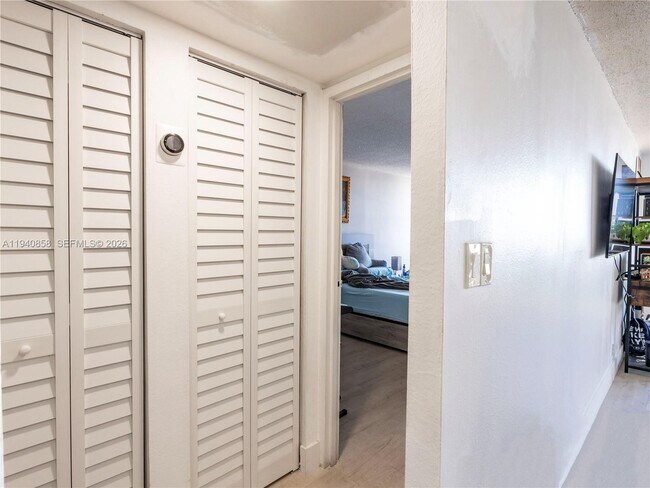 Building Photo - 1825 W 44th Pl