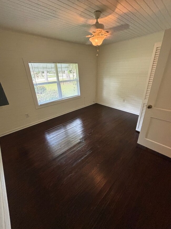 Building Photo - Charming 3 Bedroom Home with Rustic Farmho...