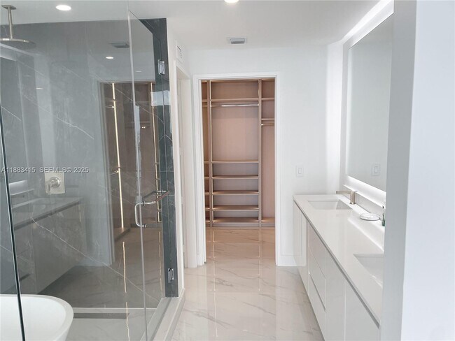 Building Photo - 700 NE 24th St