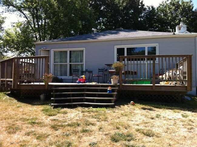 Building Photo - Great 3-bed home available for August!