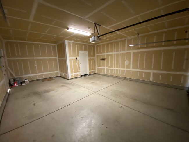 Building Photo - NW Visalia Home Available now, October SPE...