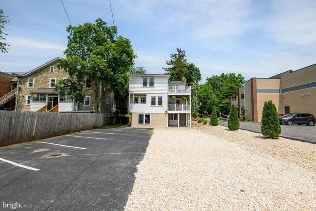 Building Photo - 516 E Lancaster Ave