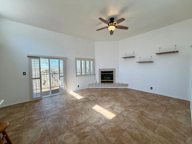 Building Photo - Cozy 2 Bedroom 2 Bathroom Home In 4 Hills!