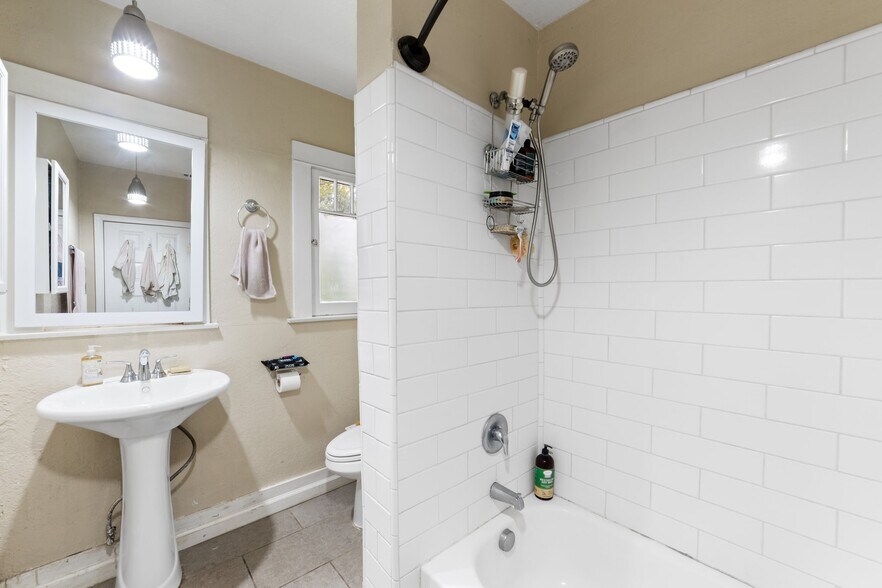 Building Photo - 4212 Locust St