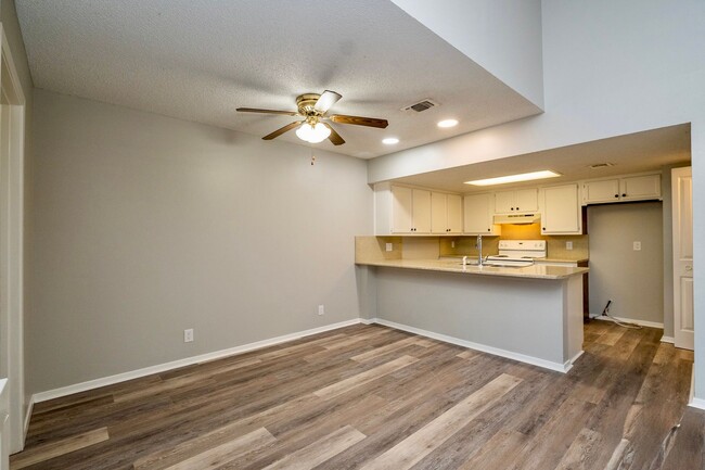 Building Photo - Fully Remodeled Townhome with Loft and Pri...