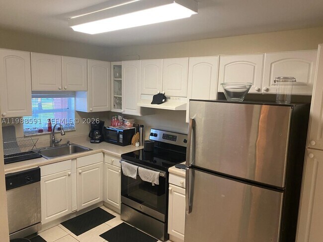 Building Photo - 361 S Hollybrook Dr