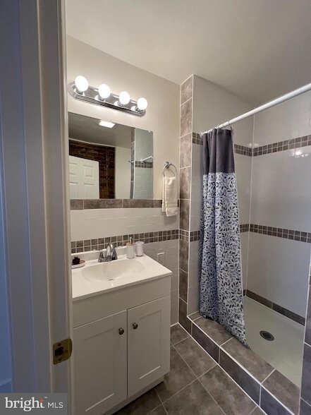 Building Photo - 623 Columbia Ave