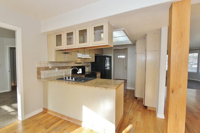 Building Photo - 1563 Sunset Dr