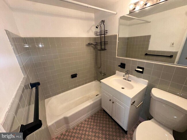 Building Photo - 2101 Chestnut St