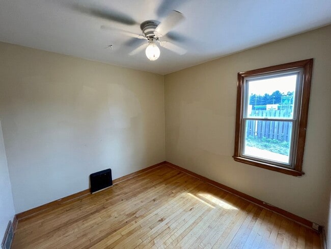 Building Photo - 3 Bed 1 Bath Single Family Home in Rhinela...