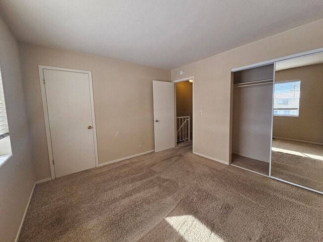 Building Photo - Immaculate 2 Bedroom Unit - Close to UNR!