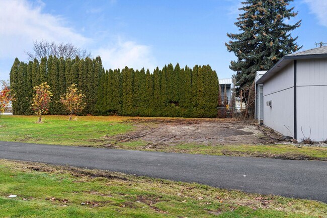 Building Photo - Stunning Home and Three Bay Shop Along Spo...