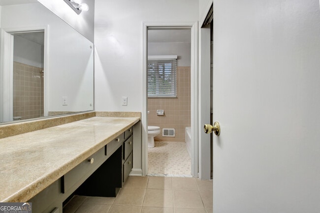 Building Photo - 500 Circle Dr