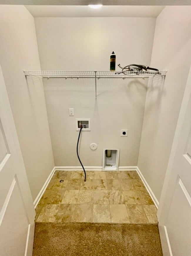Building Photo - Luxurious 2 story 3 bedroom 2.5 bath Townh...