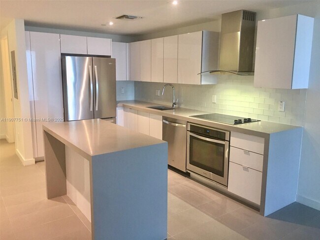 Building Photo - 1600 NE 1st Ct