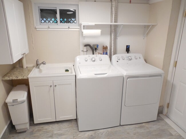 Building Photo - 166 Totten Pond Rd