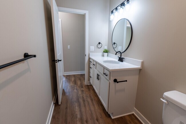 Building Photo - 8463 Oak Shade Cir