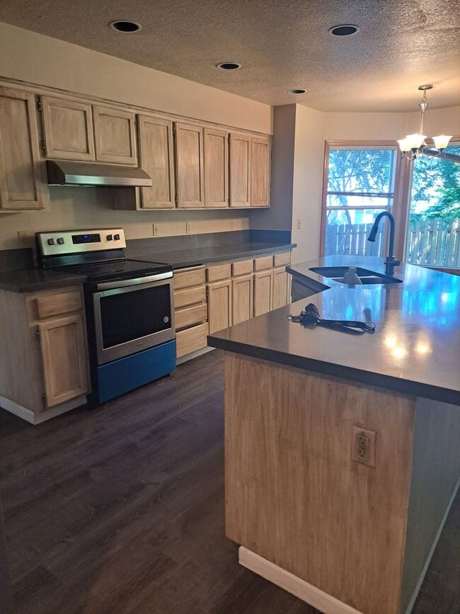 Building Photo - Stunning Home - Spacious Rooms !  Large yard