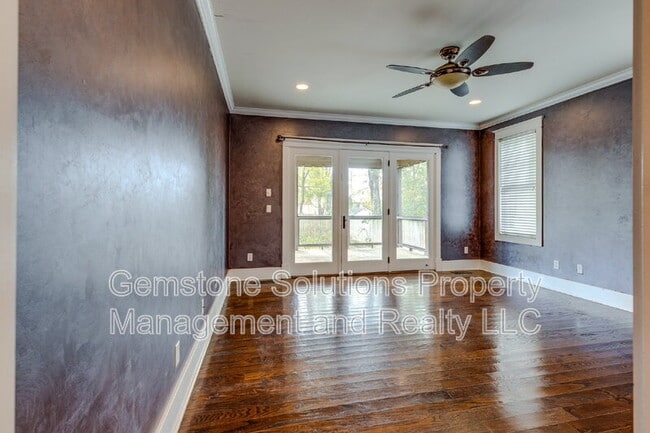 Building Photo - 210 38th Ave N