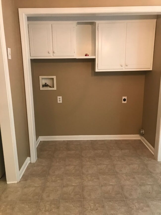 Building Photo - Lovely 3 bedroom Town Home with Fresh Paint and New Flooring Upstairs!!