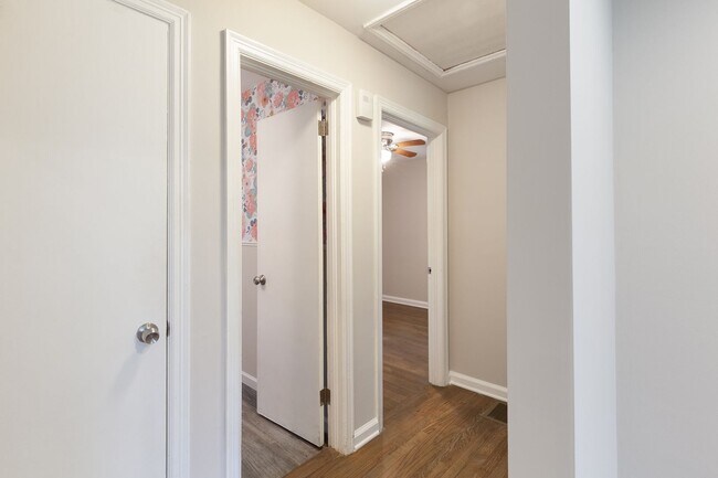 Building Photo - Renovated 3/2 w/ Fenced In Backyard and Co...