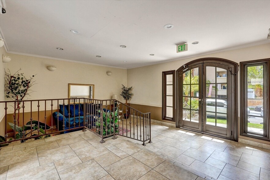 Lobby - 4637 Willis Ave