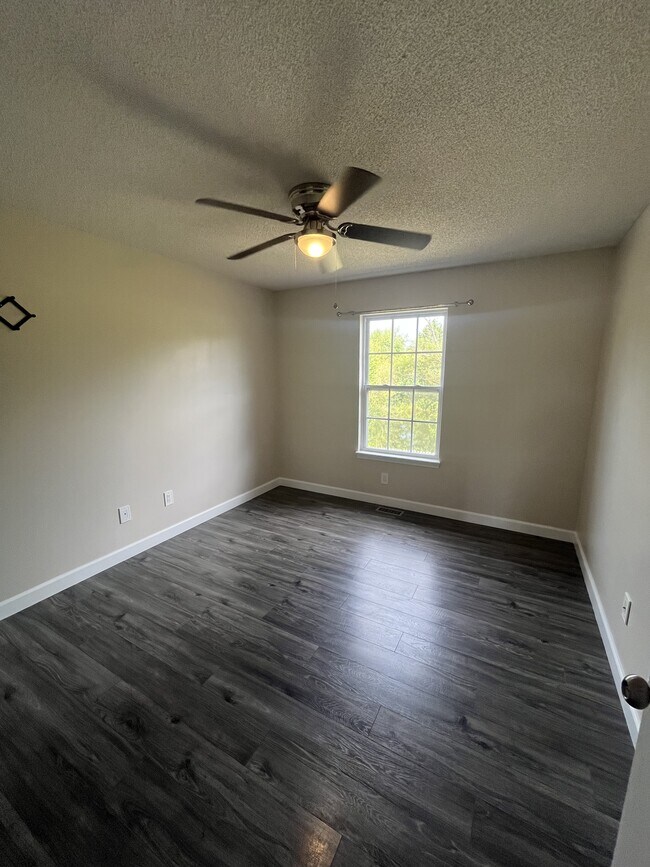 Building Photo - 723 Iron Horse Dr