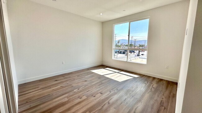 Building Photo - Oversized 2-Bedroom with Open Layout and D...