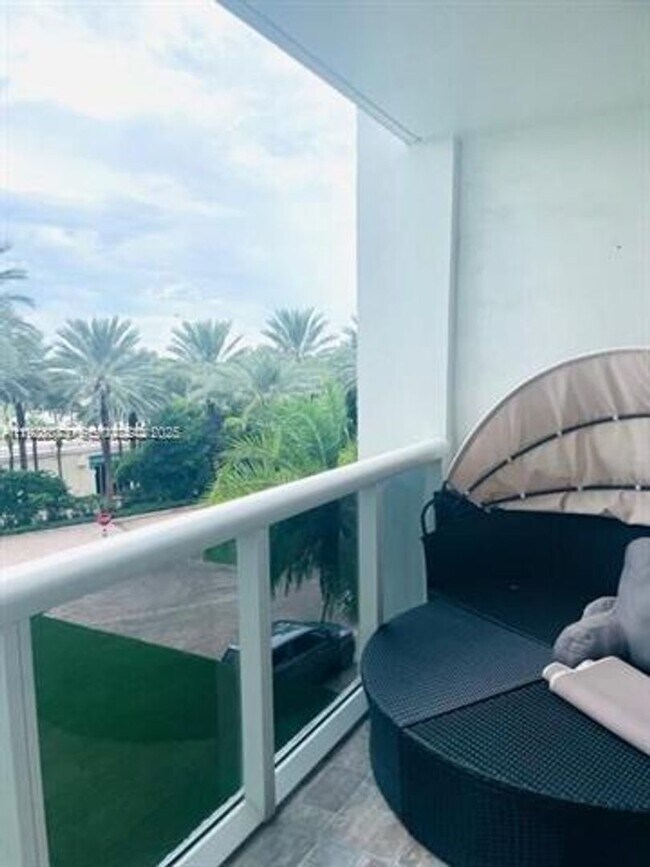 Building Photo - 10275 Collins Ave