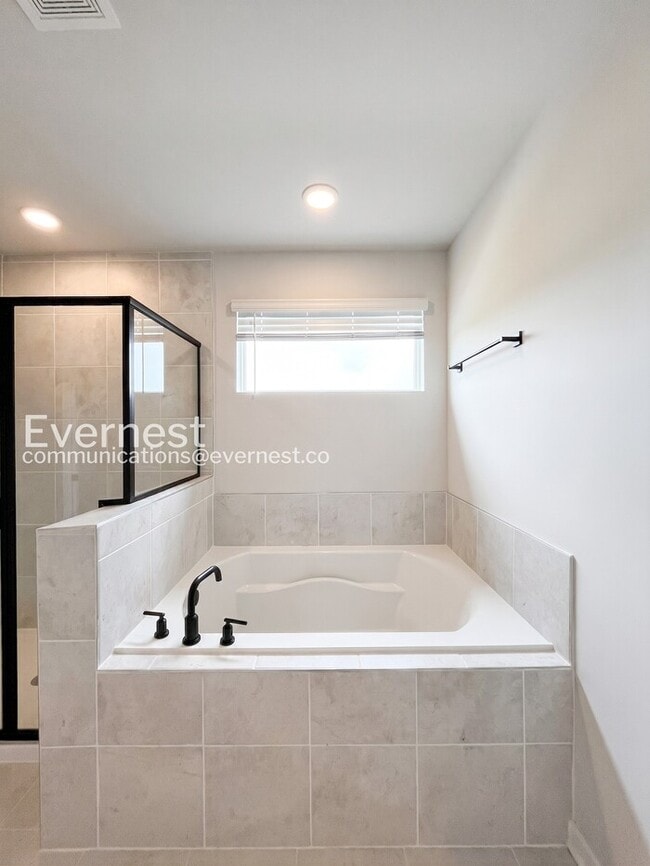 Building Photo - 4 Bed/3 Bath Home with Fenced Yard / Pet-Friendly / Available Now!