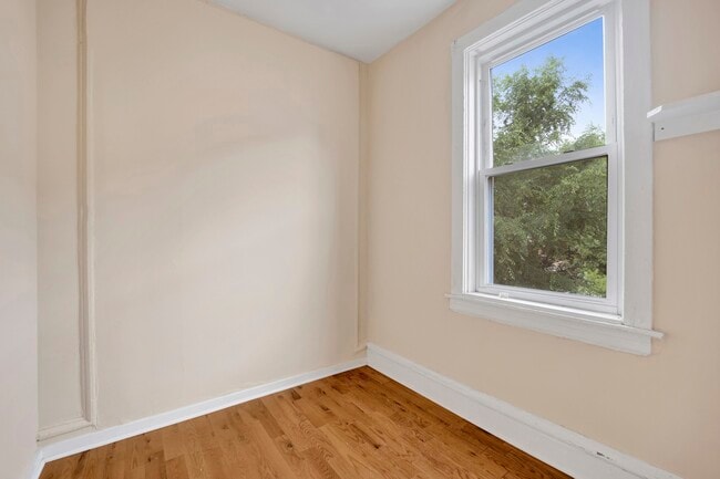 Building Photo - 2702 W 24th St