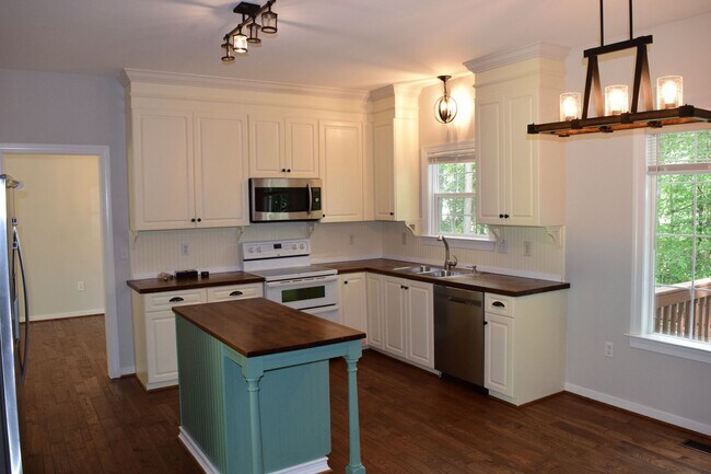 Building Photo - Great house in Top school district Innsbro...