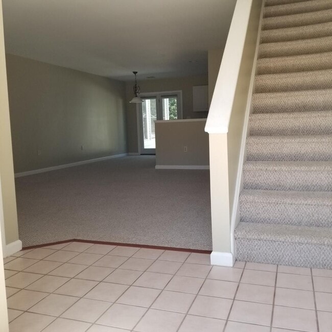 Building Photo - 2 BR Townhouse