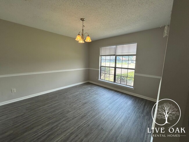 Building Photo - MOVE IN SPECIAL: $500 OFF 1ST MONTH'S RENT!**