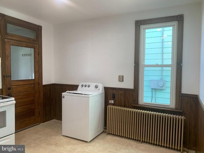 Building Photo - 305 W North St