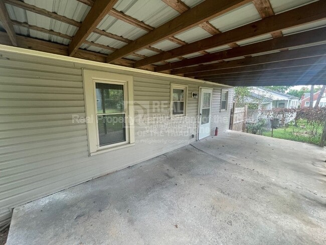 Building Photo - 121 Robbins St